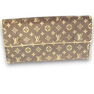 LV Luxury wallet in pre owned condition. Please check photos for call outs!